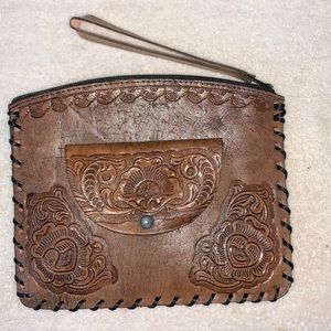 Mexican Wristlet bag Never Been used, it’s in good condition no scratches.